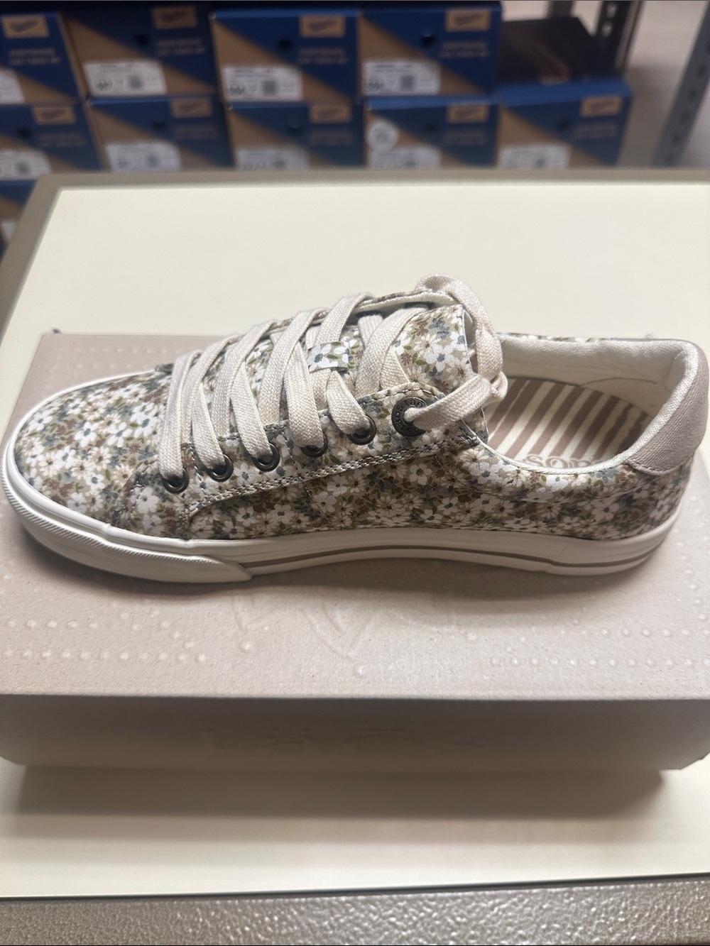Taps Z Soul Natural Floral Zip-Accent Low Top Sneakers in Beige & White - Picture 8 of 11